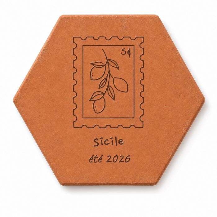 Souvenir de voyage sur terrasse italienne, tomette hexagonale personnalisée en terre cuite de Salernes gravée au laser.