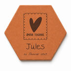 Naissance : tomette hexagonale personnalisée en terre cuite de Salernes gravée au laser, posée sur une table d'été solaire aux rayures jaunes.