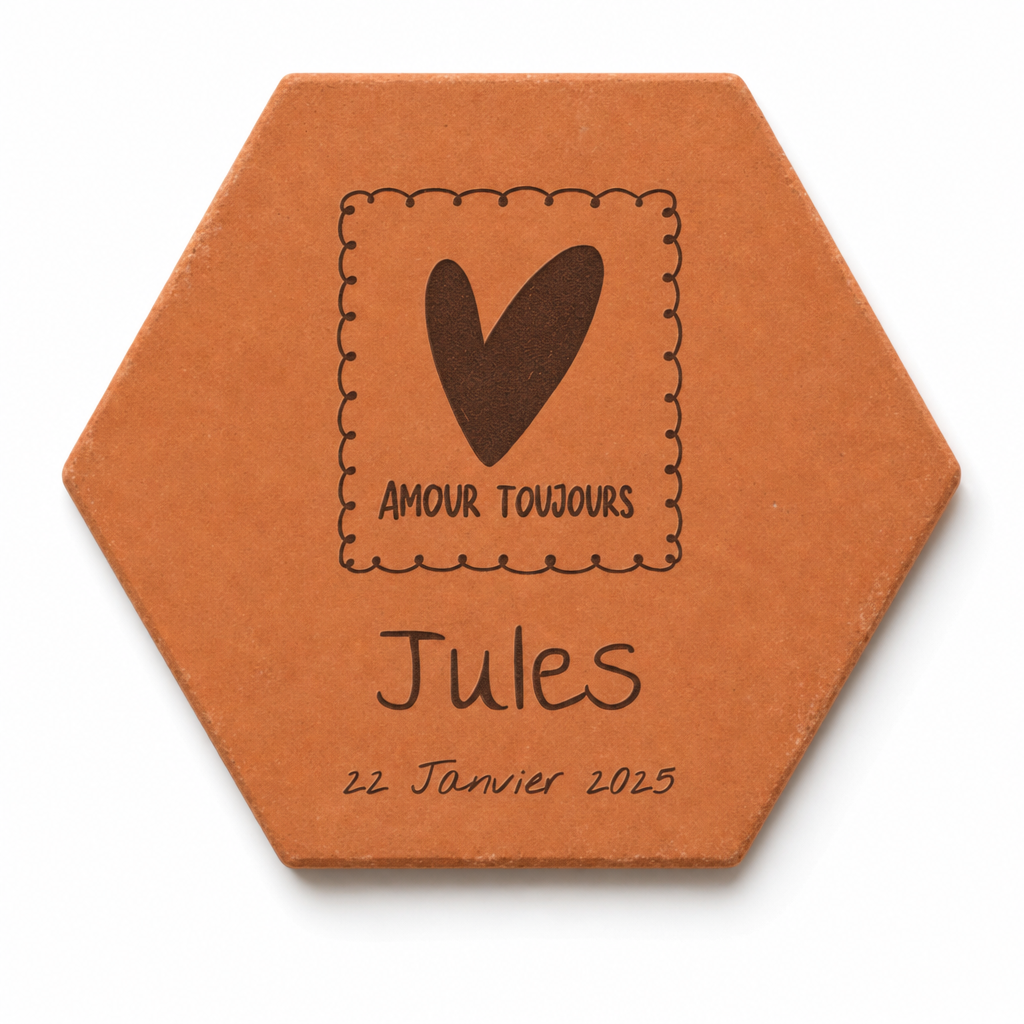 Naissance : tomette hexagonale personnalisée en terre cuite de Salernes gravée au laser, posée sur une table d'été solaire aux rayures jaunes.