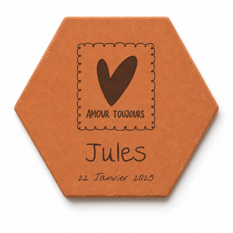 Tomette de naissance personnalisée Jules, date et timbre « Amour toujours » avec cœur gravé, sur fond blanc.