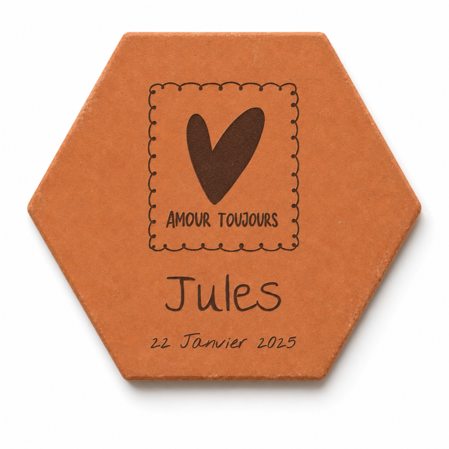 Tomette de naissance personnalisée Jules, date et timbre « Amour toujours » avec cœur gravé, sur fond blanc.