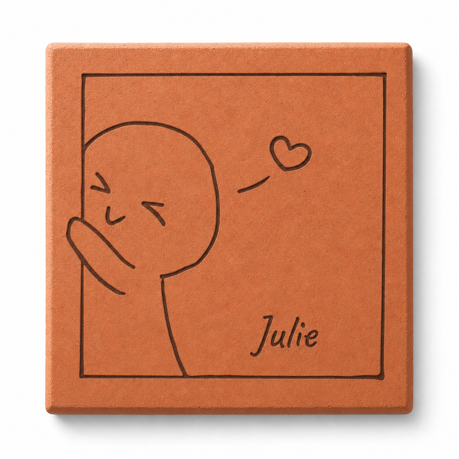 Carreau de couple personnalisé Julie, personnage envoyant un cœur gravé, sur fond blanc.