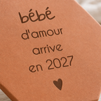 Annonce naissance : tomette hexagonale personnalisée, terre cuite de Salernes gravée au laser, en mains lors d'une fête de famille.