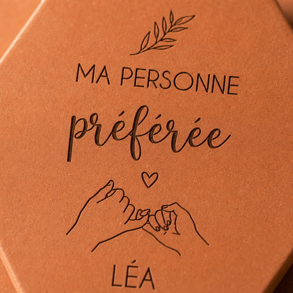 Cadeau meilleure amie Personne préfére, tomette hexagonale en terre cuite de Salernes gravée au laser