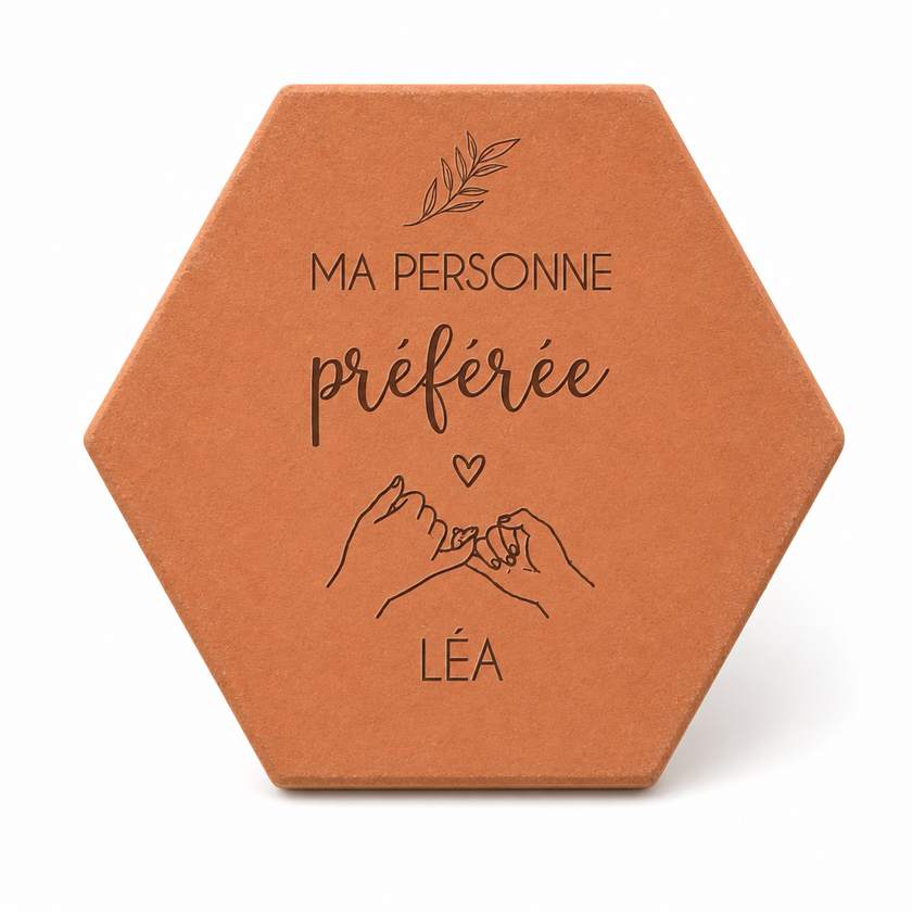 Personalised “Ma personne préférée” friendship terracotta tile, engraved with Léa and two linked hands, on a white background.