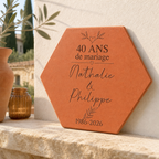 Cadeau mariage personnalisé Anniversaire de mariage, tomette hexagonale en terre cuite de Salernes gravée au laser