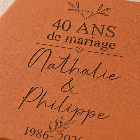 Gros plan sur la gravure laser : « 40 ans de mariage », des feuillages, Nathalie & Philippe et « 1986-2026 ».