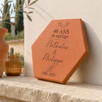 Cadeau mariage personnalisé Anniversaire de mariage, tomette hexagonale en terre cuite de Salernes gravée au laser