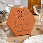 Cadeau meilleure amie 30 ans, tomette hexagonale en terre cuite de Salernes gravée au laser