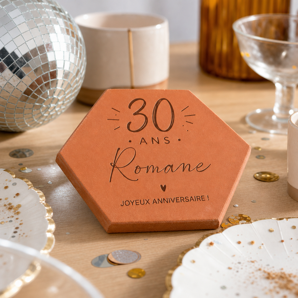 Cadeau meilleure amie 30 ans, tomette hexagonale en terre cuite de Salernes gravée au laser