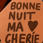 Gros plan sur les lettres Bonne nuit ma chérie et le cœur gravés.
