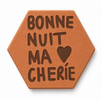Tomette gravée « Bonne nuit ma chérie » avec cœur, sur fond blanc.
