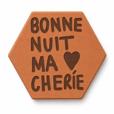 Tomette gravée « Bonne nuit ma chérie » avec cœur, sur fond blanc.