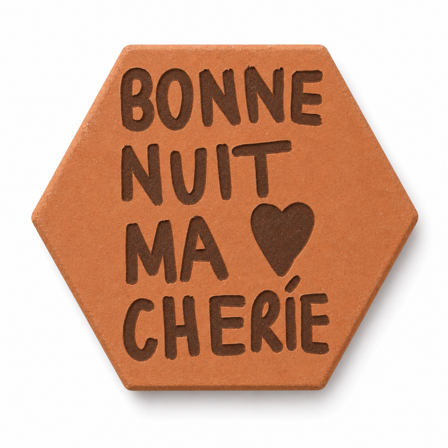 Tomette gravée « Bonne nuit ma chérie » avec cœur, sur fond blanc.