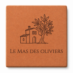 Plaque de maison personnalisée « Le Mas des Oliviers », maison et olivier gravés, sur fond blanc.