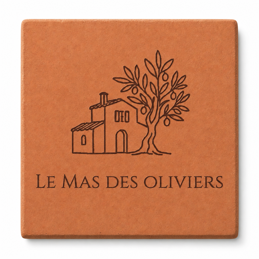 Plaque de maison personnalisée « Le Mas des Oliviers », maison et olivier gravés, sur fond blanc.