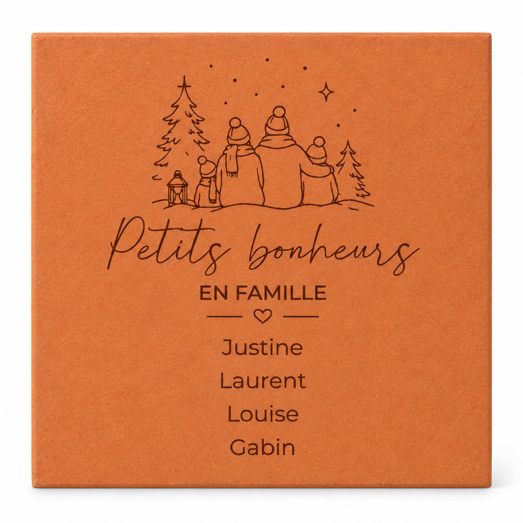 Carreau personnalisé « Petits bonheurs en famille », quatre personnages et prénoms gravés, sur fond blanc.