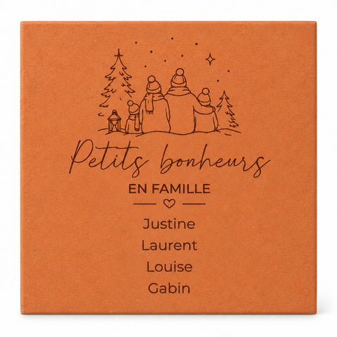 Carreau personnalisé « Petits bonheurs en famille », quatre personnages et prénoms gravés, sur fond blanc.