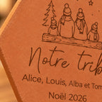 Détail des quatre personnages emmitouflés et des prénoms gravés sous Notre tribu.