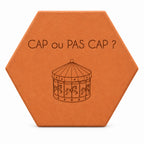 Tomette gravée « Cap ou pas cap ? » avec carrousel, sur fond blanc.