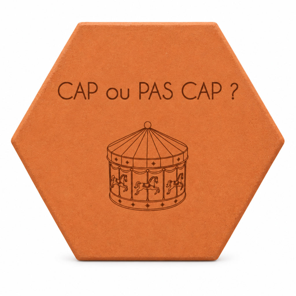 Tomette gravée « Cap ou pas cap ? » avec carrousel, sur fond blanc.