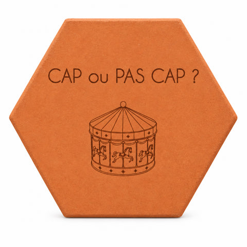 Tomette gravée « Cap ou pas cap ? » avec carrousel, sur fond blanc.