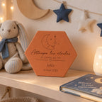 Tomette de naissance personnalisée Jules, lune et « Attrape les étoiles » gravés, sur une étagère près d’un lapin, d’un livre et d’étoiles décoratives.