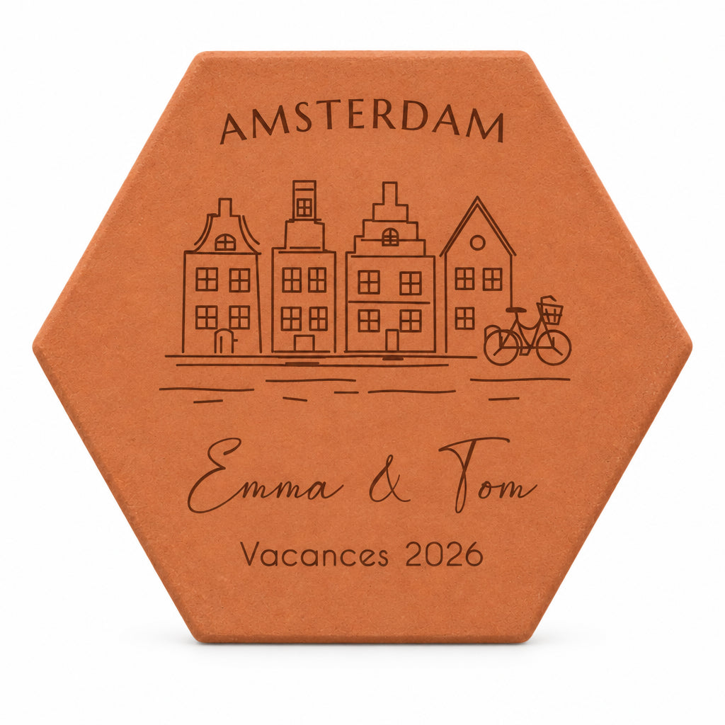 Tomette en terre cuite gravée du motif Amsterdam avec inscriptions personnalisées — fond blanc