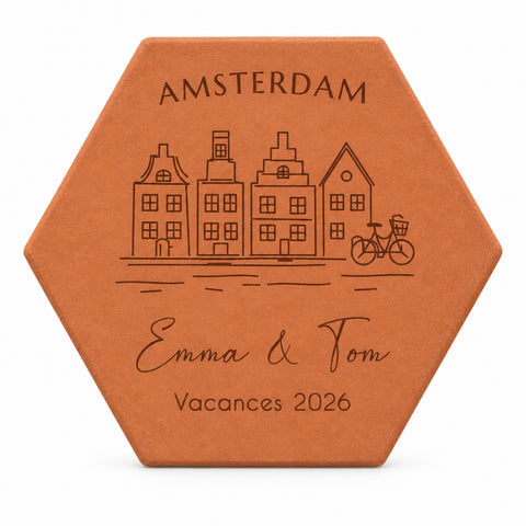Tomette en terre cuite gravée du motif Amsterdam avec inscriptions personnalisées — fond blanc
