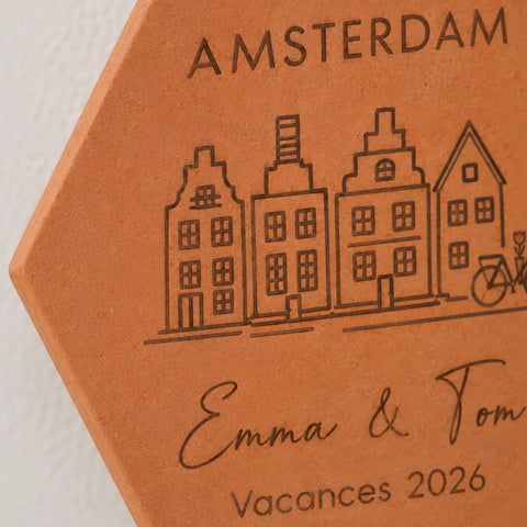 Gros plan sur les façades, le vélo et les prénoms Emma et Tom gravés sur la tomette Amsterdam.