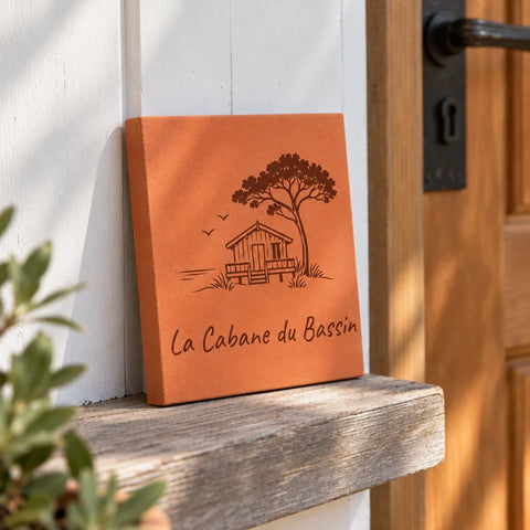 Plaque en terre cuite de Salernes motif Cabane, gravure laser, format hexagonal — vue de côté