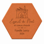 Tomette personnalisée « Esprit de Noël », Famille Leroy et cheminée gravés, sur fond blanc.