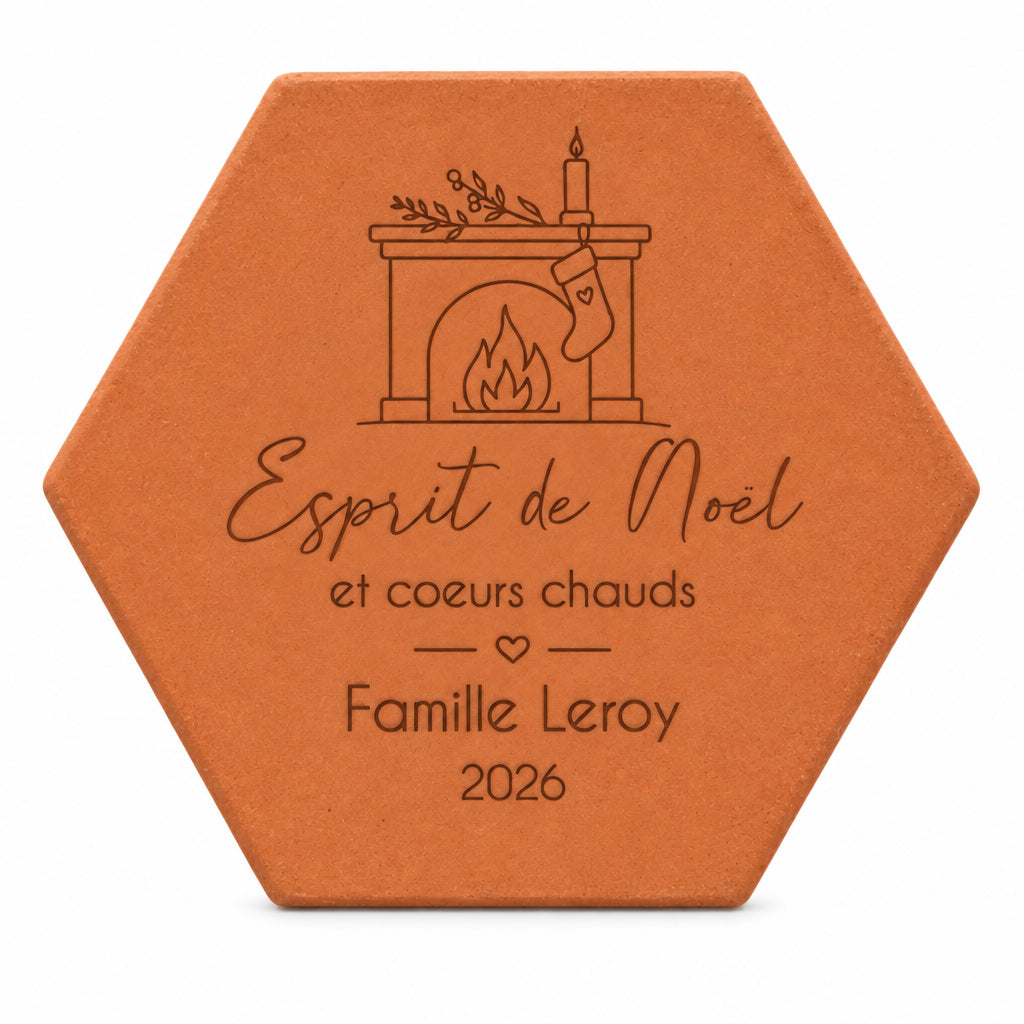 Tomette personnalisée « Esprit de Noël », Famille Leroy et cheminée gravés, sur fond blanc.