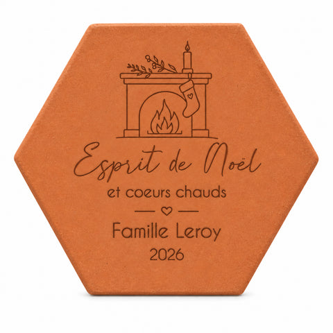 Tomette personnalisée « Esprit de Noël », Famille Leroy et cheminée gravés, sur fond blanc.