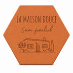 Tomette personnalisée « La Maison Douce, Cocon familial » avec maison gravée, sur fond blanc.