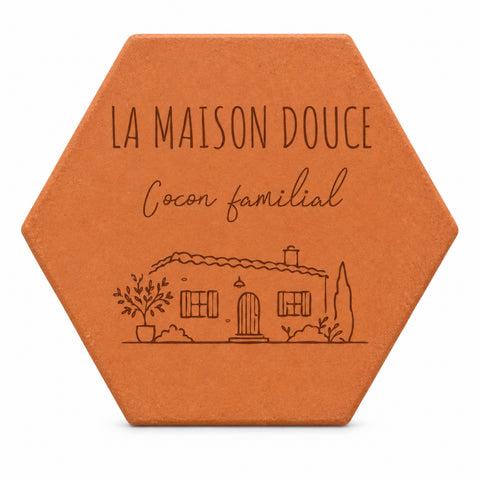 Tomette personnalisée « La Maison Douce, Cocon familial » avec maison gravée, sur fond blanc.