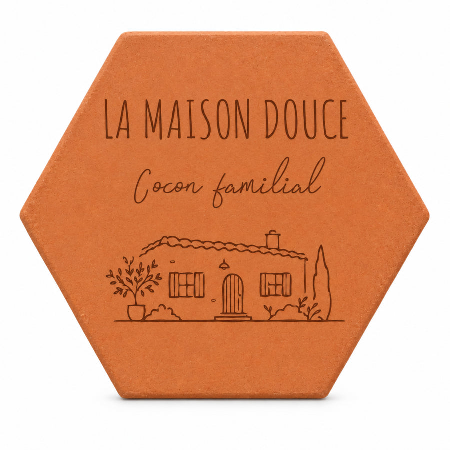 Tomette personnalisée « La Maison Douce, Cocon familial » avec maison gravée, sur fond blanc.