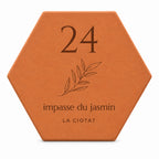 Plaque de rue en tomette de Salernes motif Brindille, gravée avec numéro et nom de rue. — fond blanc