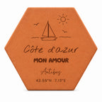 Tomette en terre cuite Côte d'Azur Mon amour avec Antibes et coordonnées GPS — fond blanc