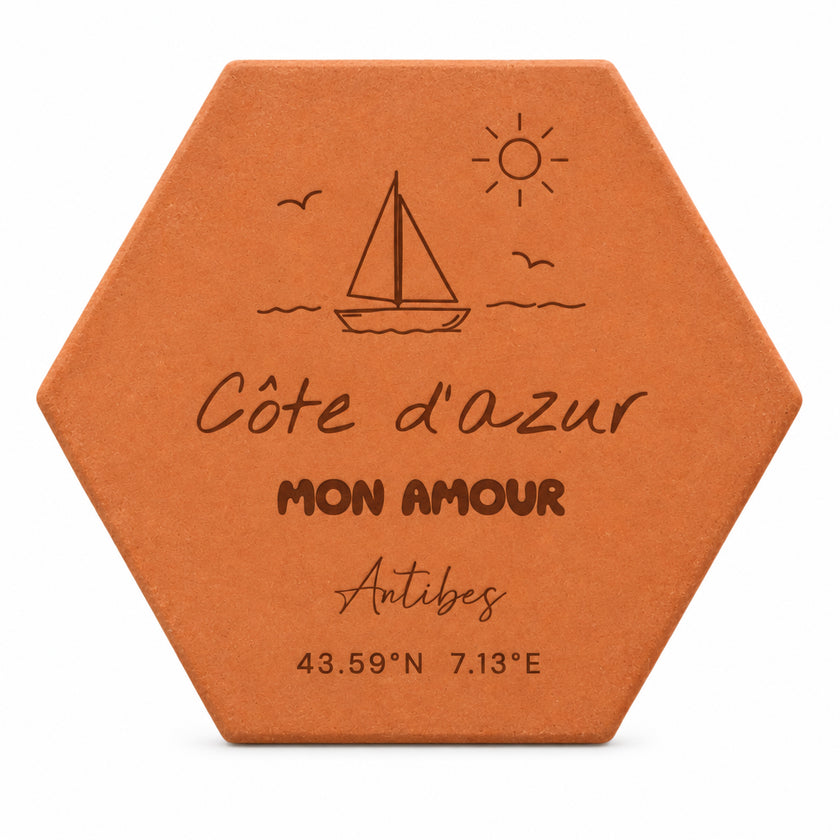 “Côte d'Azur Mon amour” terracotta tile with “Antibes” and GPS coordinates — white background.