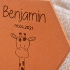 Gros plan sur la girafe, le prénom Benjamin et la date 01.04.2021 gravés sur la tomette.