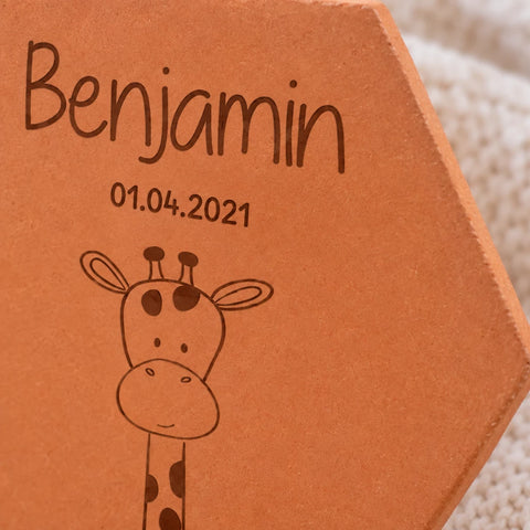 Gros plan sur la girafe, le prénom Benjamin et la date 01.04.2021 gravés sur la tomette.