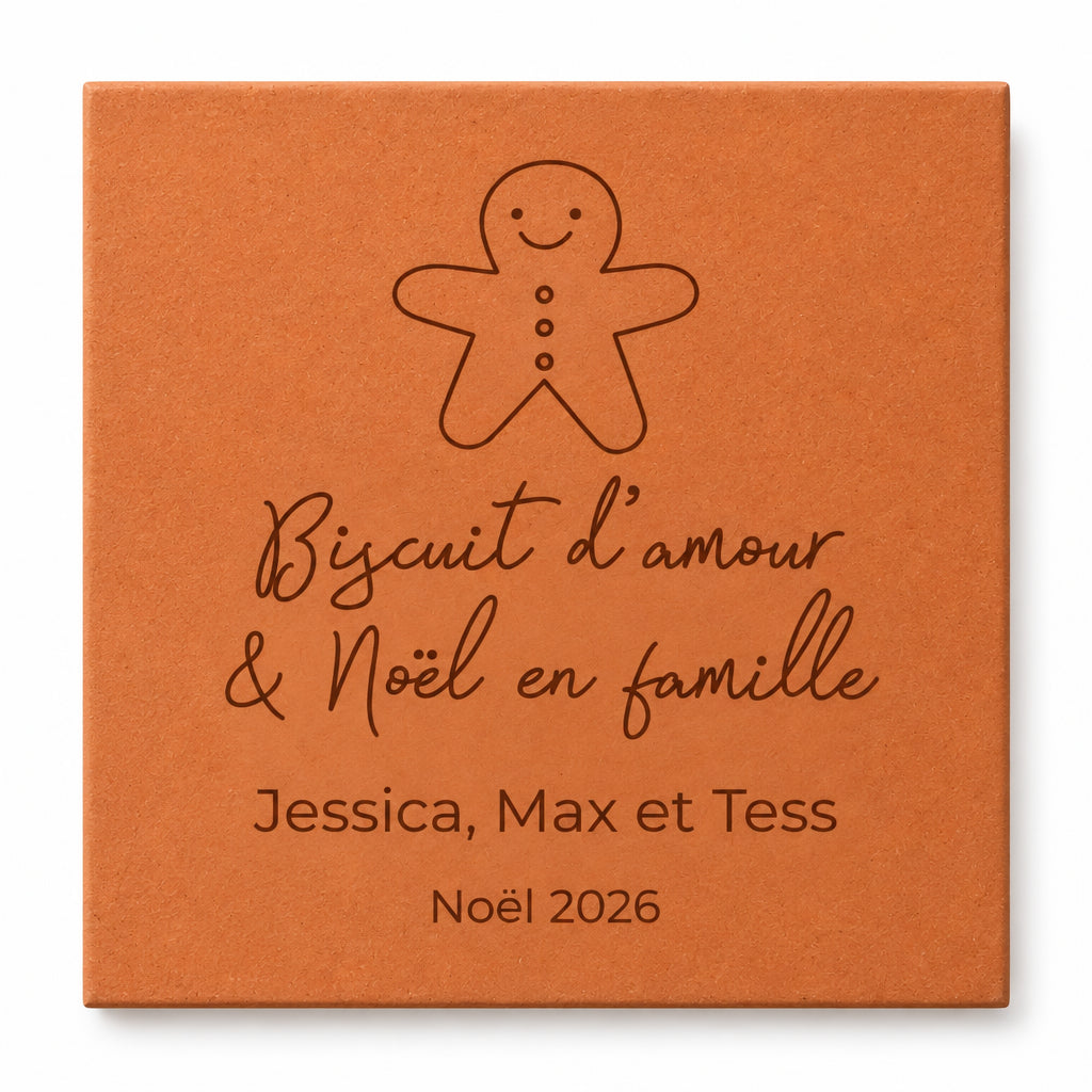 Carreau de Noël personnalisé « Biscuit d’amour », bonhomme pain d’épices et trois prénoms gravés, sur fond blanc.