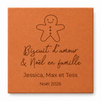 Carreau de Noël personnalisé « Biscuit d’amour », bonhomme pain d’épices et trois prénoms gravés, sur fond blanc.