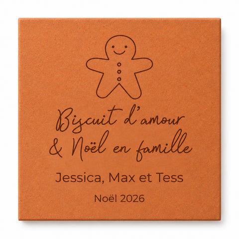 Carreau de Noël personnalisé « Biscuit d’amour », bonhomme pain d’épices et trois prénoms gravés, sur fond blanc.