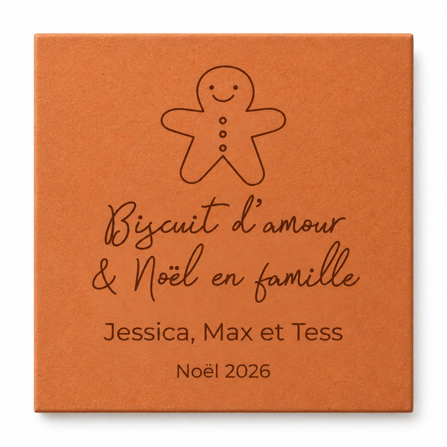 Carreau de Noël personnalisé « Biscuit d’amour », bonhomme pain d’épices et trois prénoms gravés, sur fond blanc.