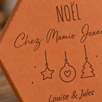 Détail des suspensions étoile, boule et sapin et du message Noël chez Mamie Jeanne gravés.