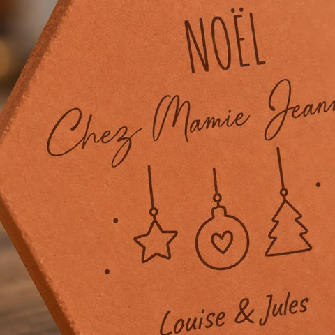 Détail des suspensions étoile, boule et sapin et du message Noël chez Mamie Jeanne gravés.
