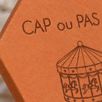 Gros plan sur le carrousel et ses chevaux gravés sous Cap ou pas cap ?.