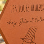 Détail du message Les jours heureux et de la chaise longue gravés dans la tomette.